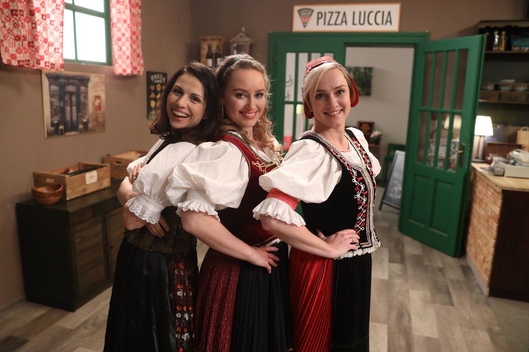 Nádherné dámy ako folklórne tanečnice