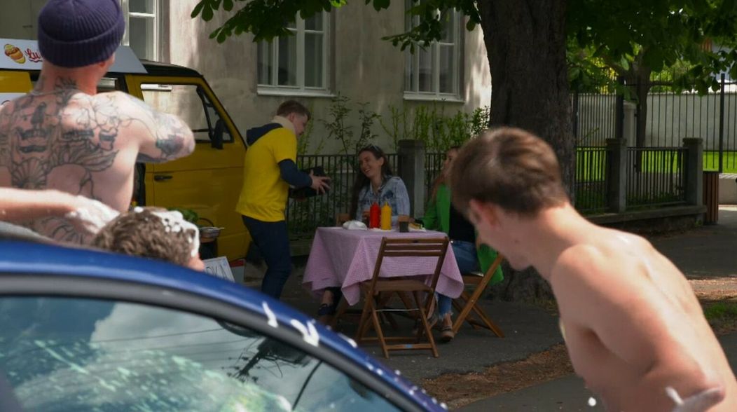 Dámam sa služby chalanov páčia.