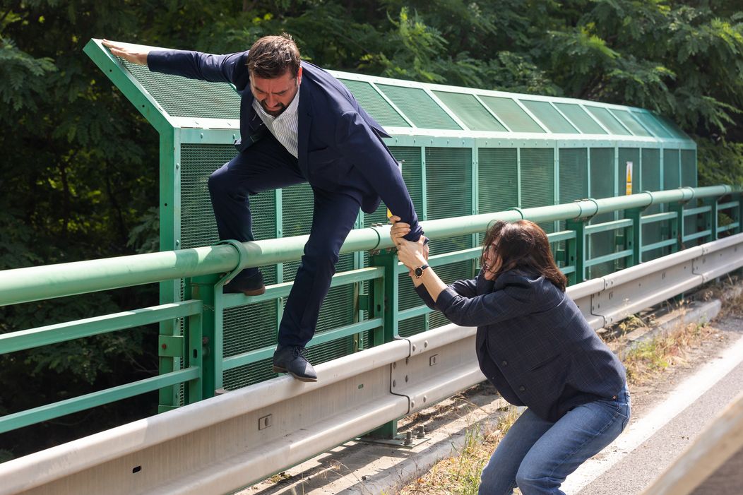 Nakrúcanie scény v seriáli Zrada, keď chcel Jakub (Milan Ondrík) skočiť z mosta, sprevádzali prísne bezpečnostné opatrenia.