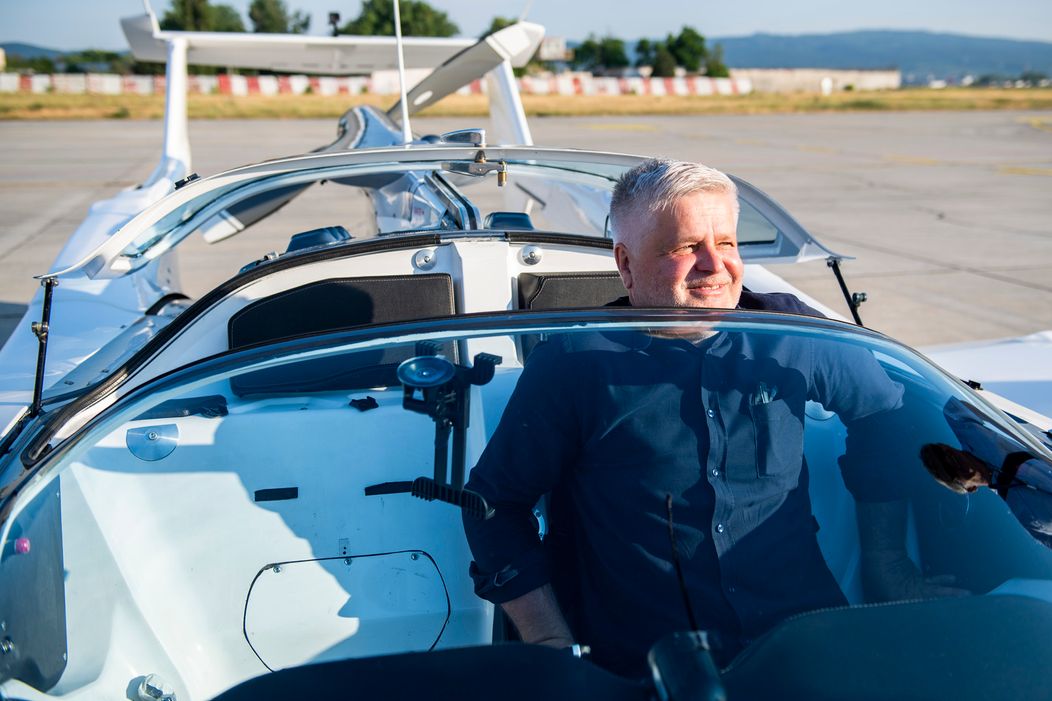 Lietajúce auto Aircar po prvý raz absolvovalo let medzi dvoma medzinárodnými letiskami