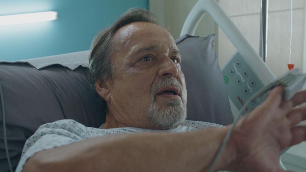 Pavlovič (Jozef Vajda) obviní Andreja (Ján Koleník) z napadnutia.