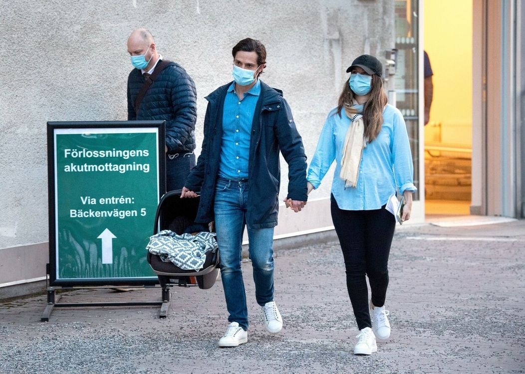 Šťastní rodičia odchádzali so synčekom z pôrodnice.