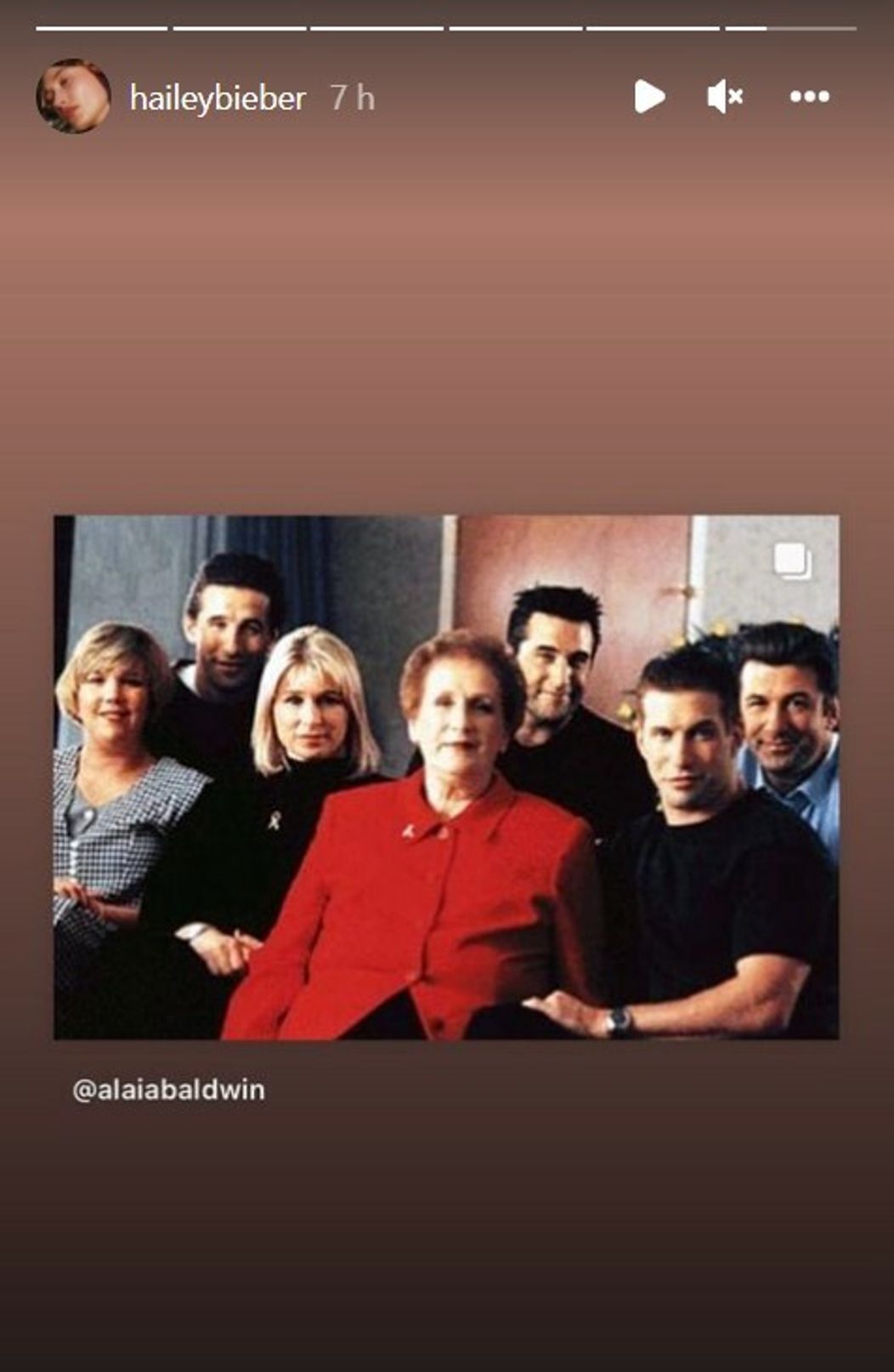 Hailey Bieber po smrti starej mamy zdieľala aj jej archívnu fotografiu, na ktorej je spolu so svojimi všetkými deťmi. Medzi nimi