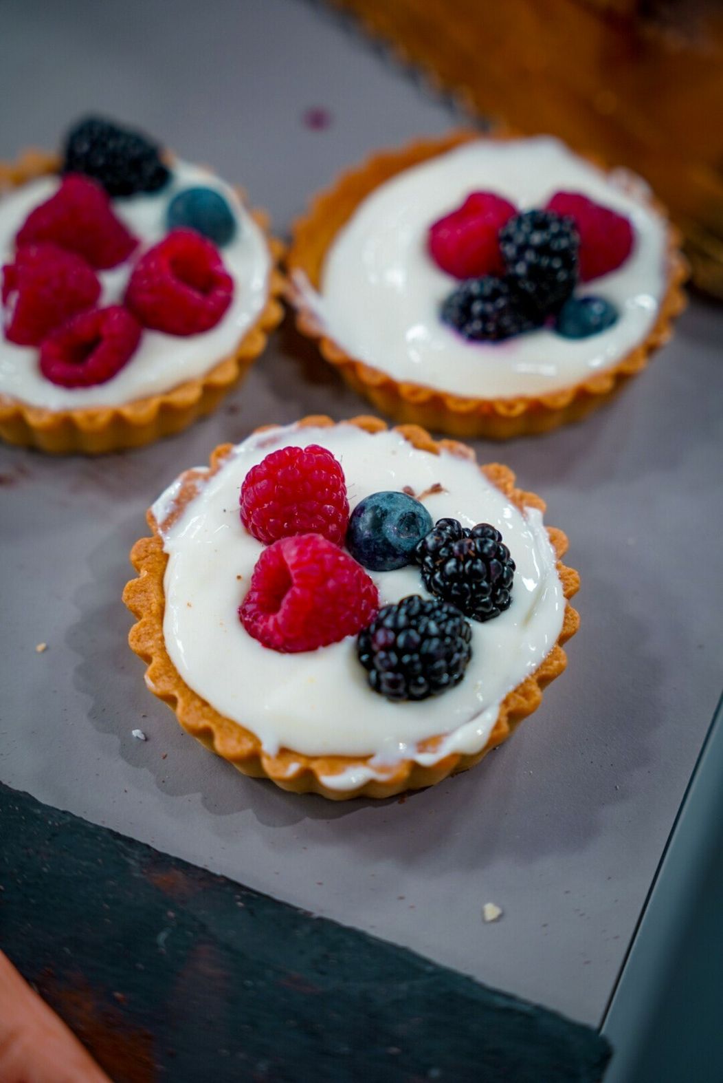 Jarná tortička s jahodami a rebarborou