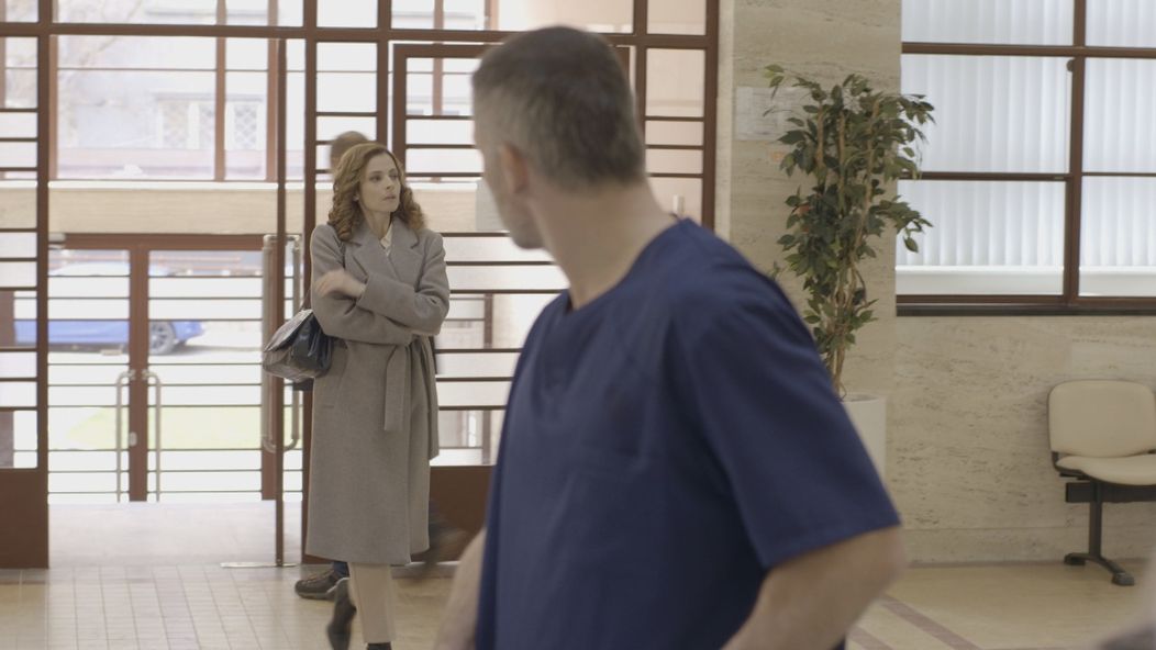 Adela náhle skolabuje.