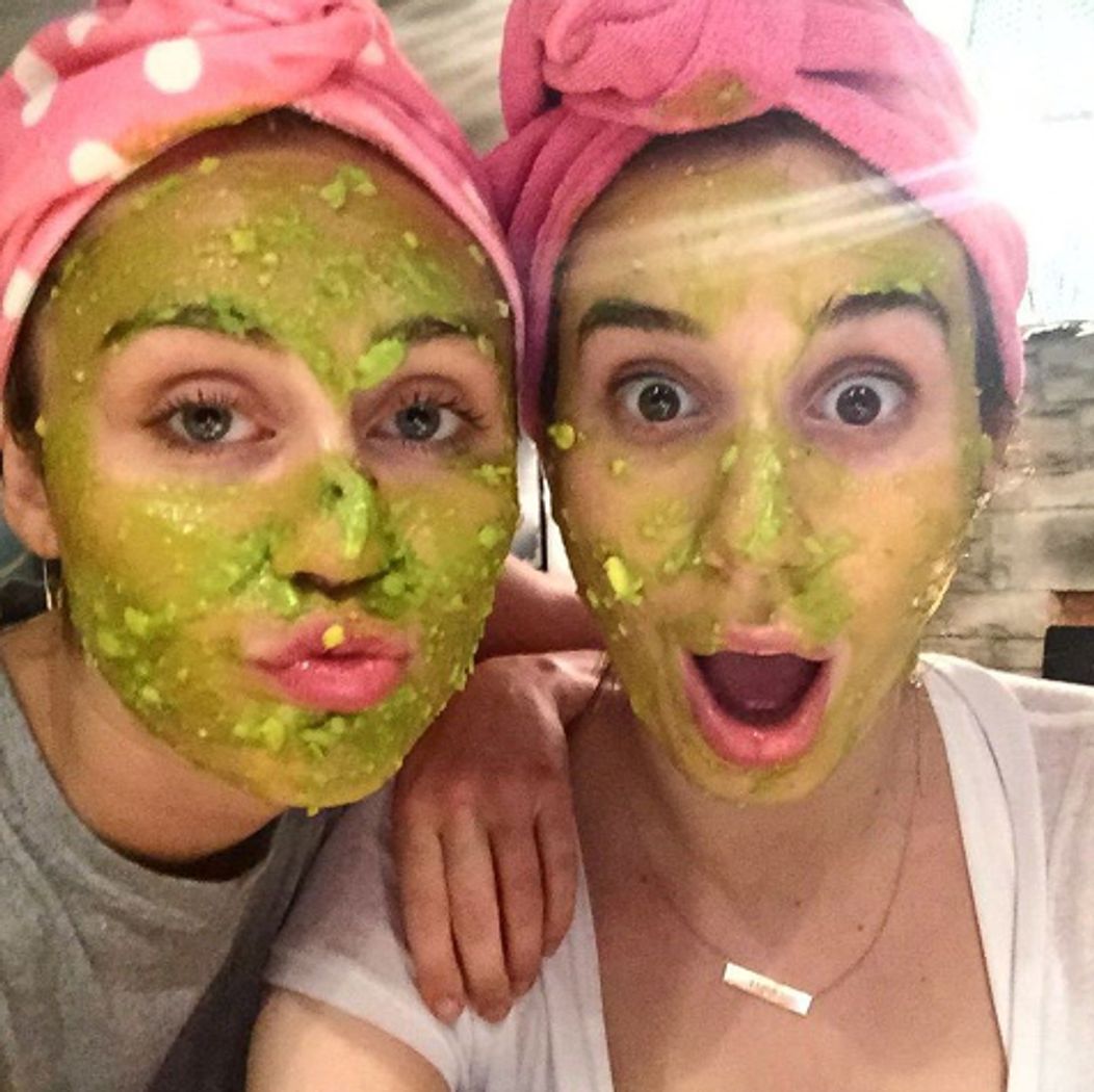 Miley Cyrus si z avokáda robí aj pleťovú masku.