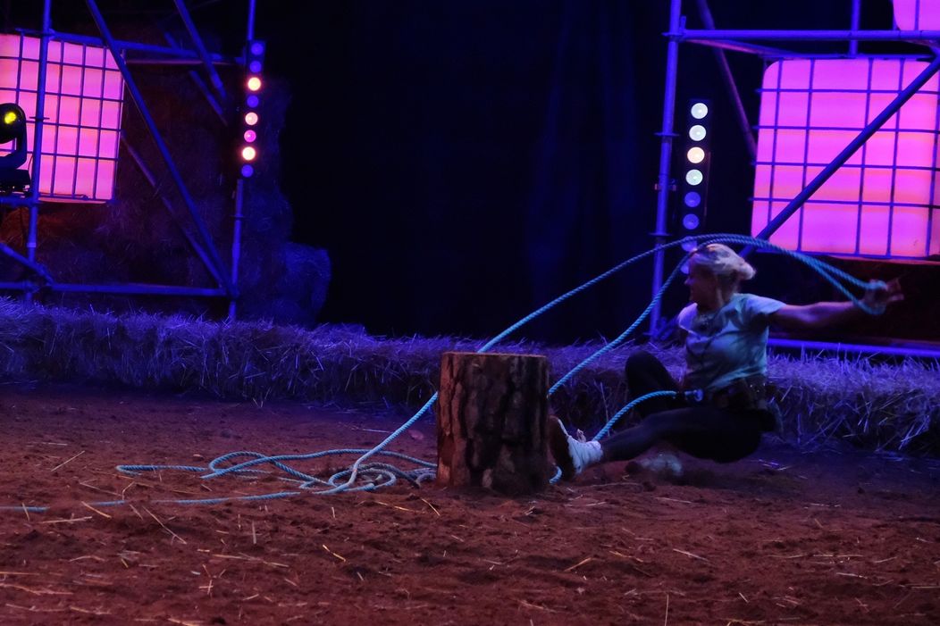 Mirka v dueli bolestivo spadla