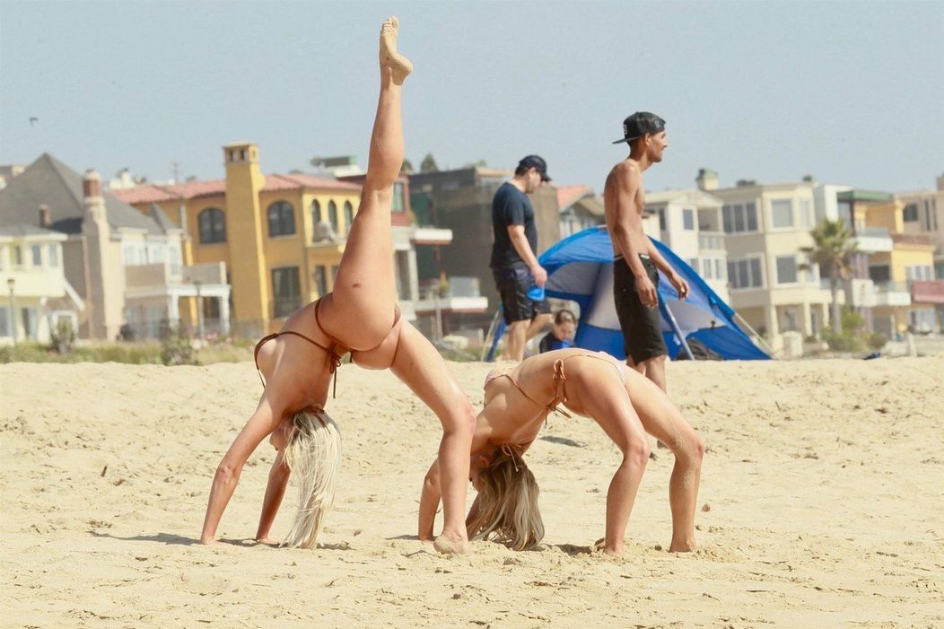 Khloe Terae a Masiu Kehl šantili na Manhattan Beach. 