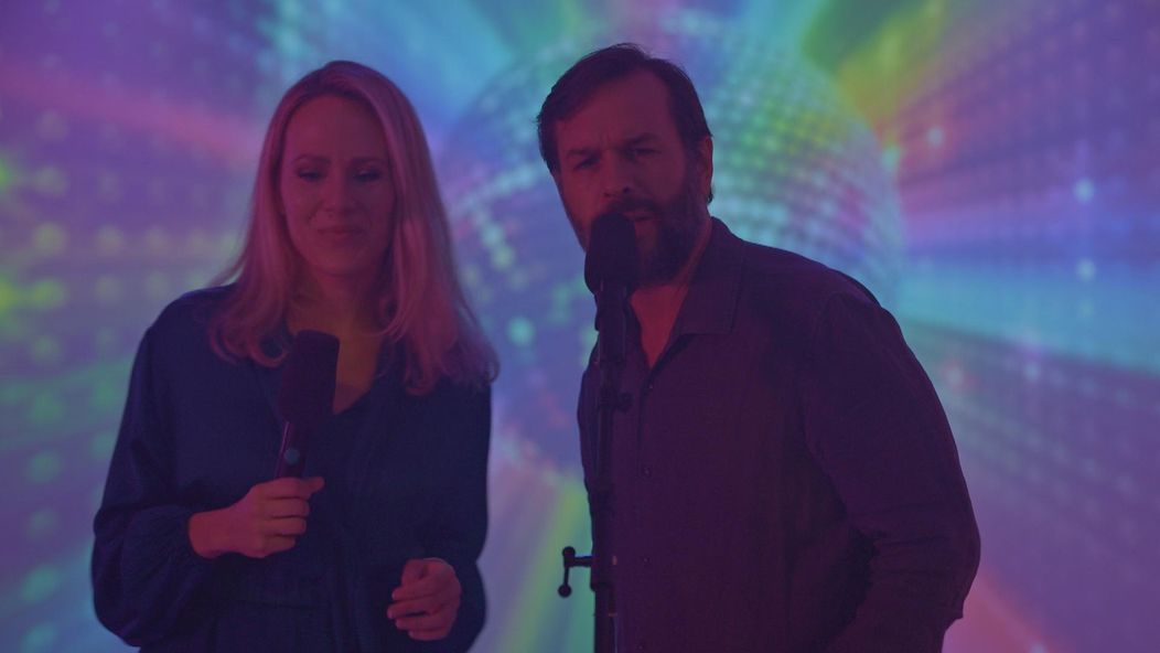 Radosť z perfektnej oslavy Adamových (Kamil Mikulčík) narodenín vystriedal strach.