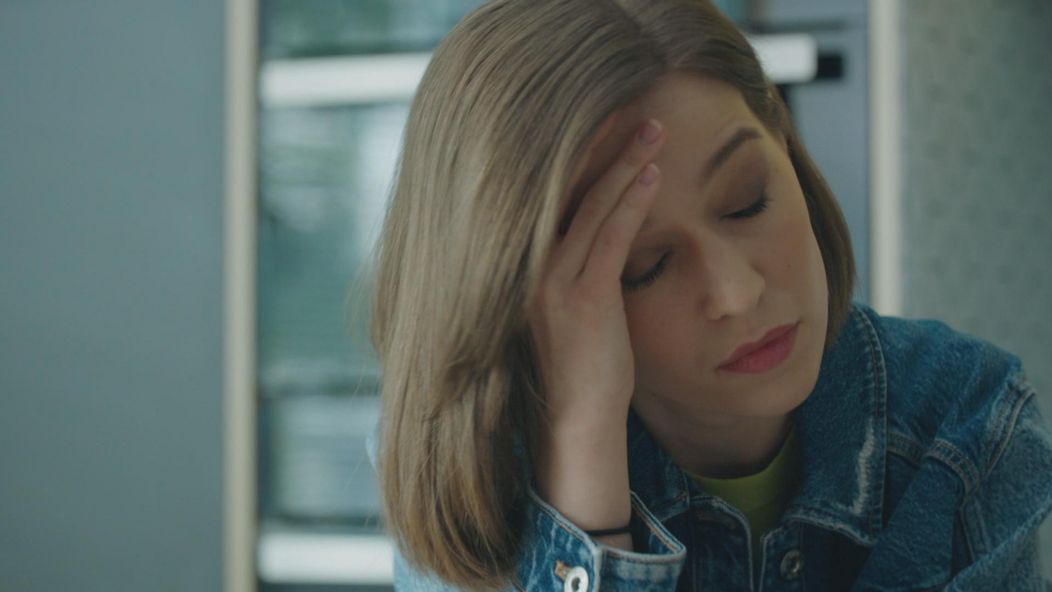 Martina (Adela Dukátová) pracuje ako sekundárka, no v nemocnici tají, že sfalšovala lekársky diplom.