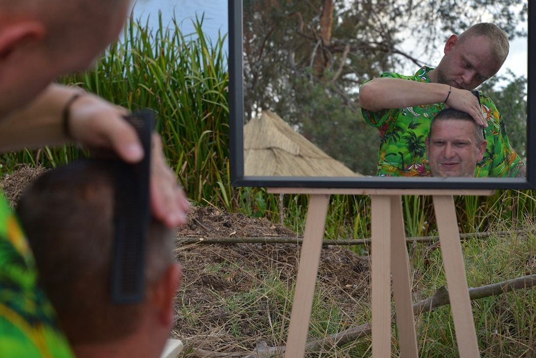 Petrovi je v podstate jedno, čo má na hlave