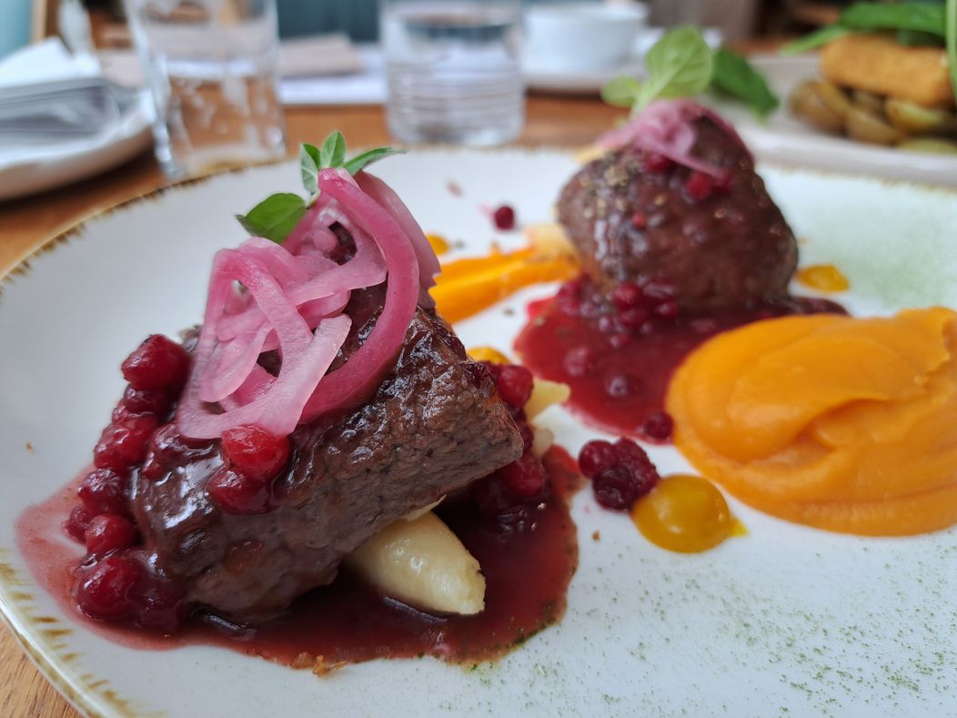 S Radkom Urbanyakom na obede v poľovníckej reštaurácii Silvanus