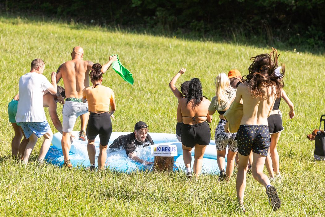 Farmári sa pri hre o odmenu schladili v bazéne, Timo mohol nakupovať