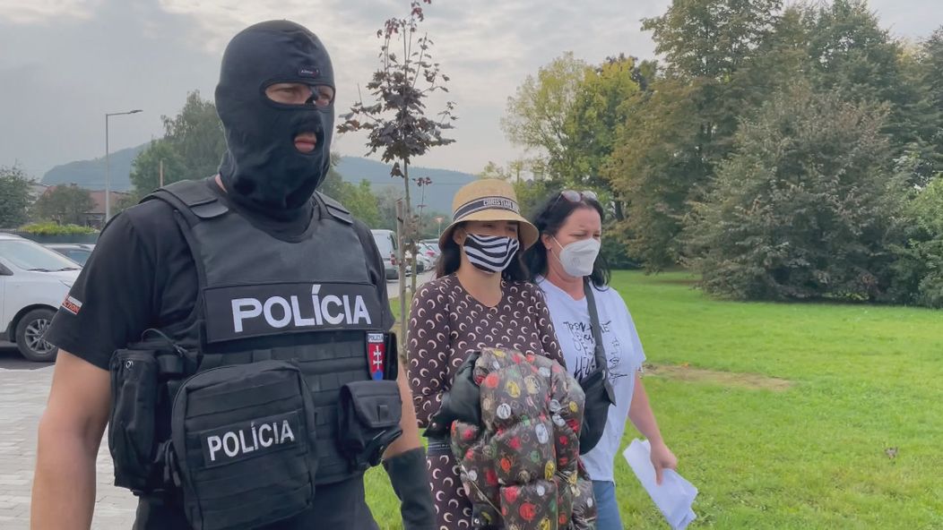 Zuzana S. Plačková v sprievode policajného príslušníka