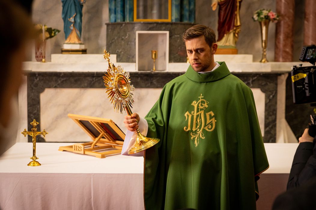 Vincent Navrátil ako Svätý Max v kostole