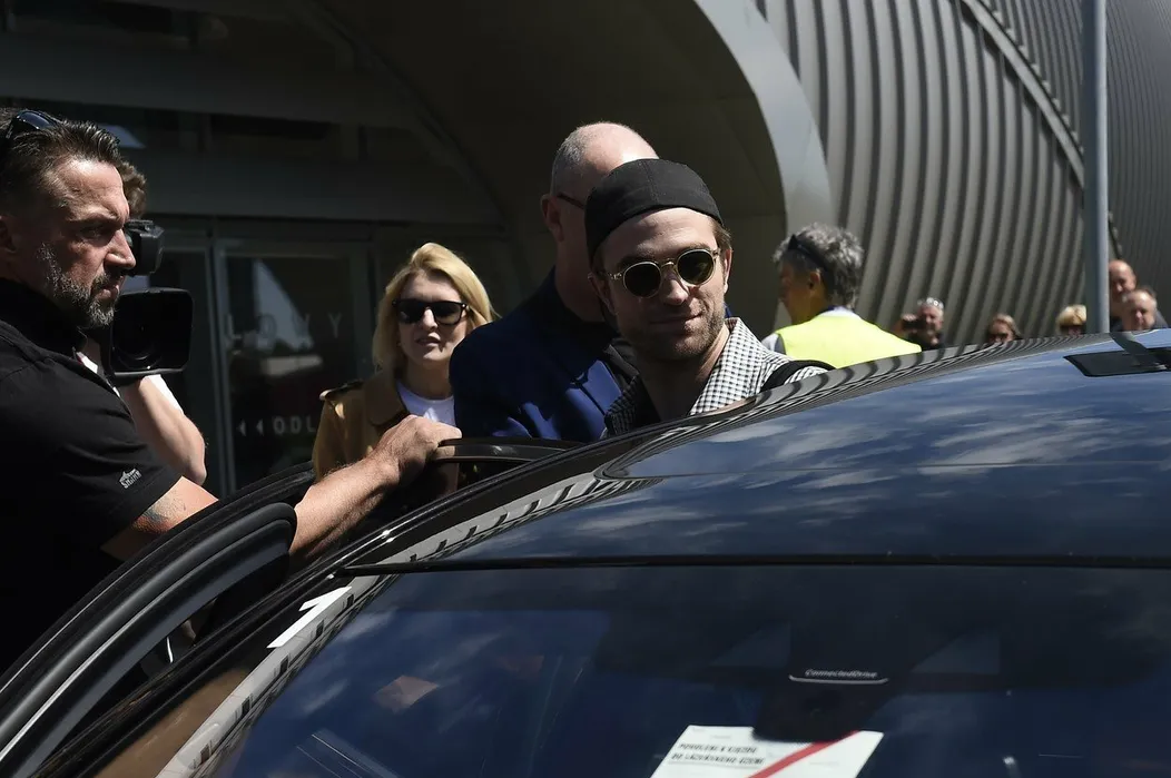 Robert Pattinson po prílete do Karlových Varov
