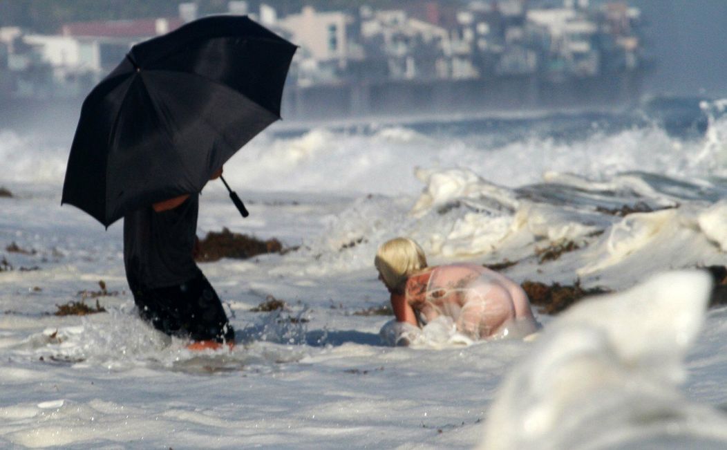 Lady Gaga fotila na pláži.