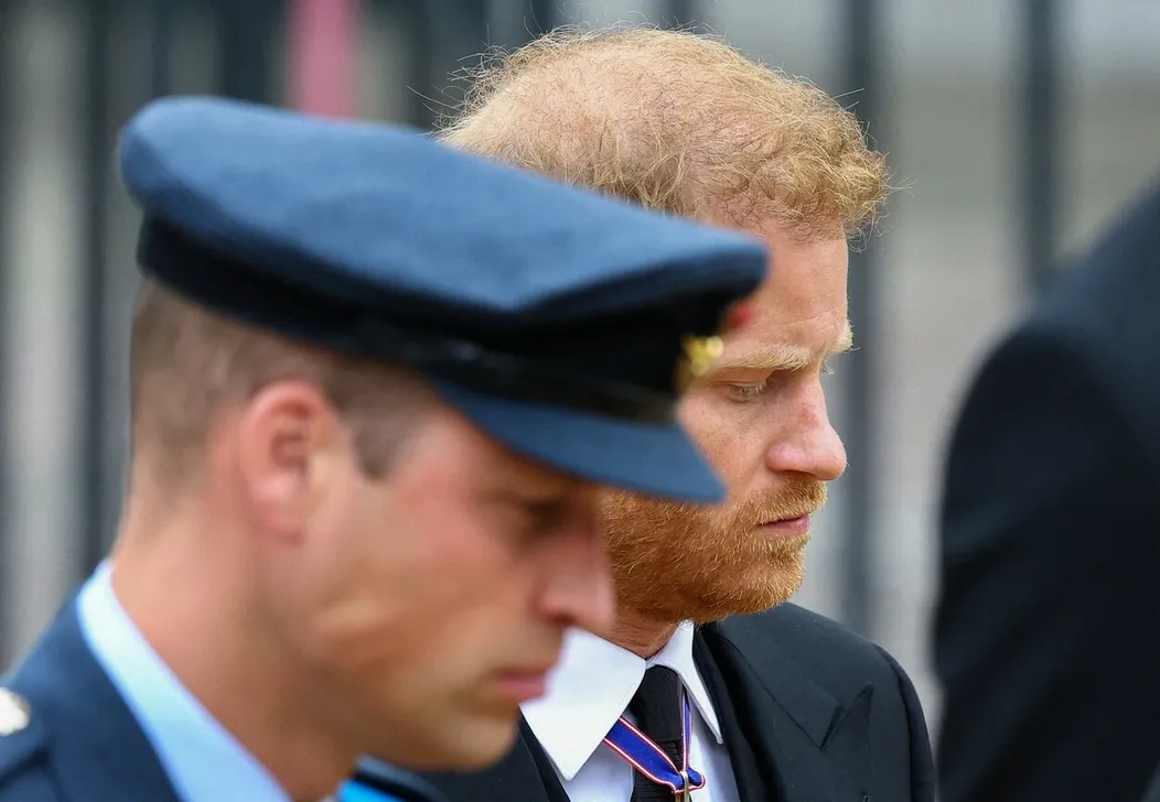 William a Harry sa lúčia s babičkou