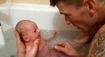 Ženy šalejú z videa sexy otecka, ktorý prvýkrát kúpe dcérku
