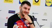 Hamšík aj špinavé veci odovzdával poskladané. Kustód Slovákov zdravil mamu do kamery, sľúbil beatbox i tanec