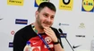 Hamšík aj špinavé veci odovzdával poskladané. Kustód Slovákov zdravil mamu do kamery, sľúbil beatbox i tanec