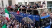 Taliani si vydobyli cestu otvoreným autobusom: Dlžíme to fanúšikom
