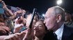Po zvláštnom Putinovom ťahu sa v Rusku hovorí o dvojníkovi. V dave si podával ruky a bozkával dievčatá