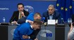 VIDEO: Aktivista vybehol na Orbána počas tlačovky. Hodil po ňom štós bankoviek a kričal, že predal krajinu Putinovi