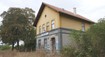 SNS chce, aby vlajka visela na každej budove, ktorú vlastní štát. Mnohé sú v nevábnom stave