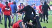 VIDEO: Stolička do štúdia i hromadná fanúšikovská bitka. Sparta získala double v „nedôstojnom“ finále