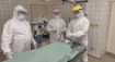 Náročný zákrok v špeciálnych podmienkach: Takto vyzerá operácia pacienta s koronavírusom