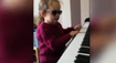 Rozkošné video: Slepé dievčatko hrá na klavíri ako malá pani