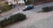 VIDEO: Autom zrazil na priechode len 15-ročné dievča. Po tvrdom páde ju len potľapkal a ušiel