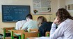 Vypnutý telefón, na stole iba voda a hárky s testami. Maturanti musia pri skúškach dodržať viaceré pravidlá