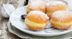 Polonahá levanduľová torta s malinami