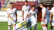 Na snímke hráči Ružomberka prišli s tabuľou Futbal bez fanúšikov neprežije pred zápasom MFK Ružomberok – FK Senica.