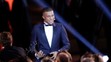 Francúzsky futbalový útočníka a hráč PSG Kylian Mbappé s Cenou Raymonda Kopu.