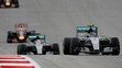 Jazdci tímu Mercedes Nico Rosberg (6), za ním Lewis Hamilton (44) na VC USA v Austine.