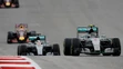Jazdci tímu Mercedes Nico Rosberg (6), za ním Lewis Hamilton (44) na VC USA v Austine.