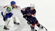 Johnny Gaudreau z USA (vpravo) uniká Talianovi Tommasovi Goiovi v zápase MS 2017.