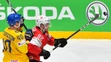 Zľava Mattias Ekholm zo Švédska a Švajčiar Roman Josi v zápase na MS 2019.