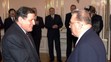 Vladimír Mečiar (vľavo) symbolickým podaním ruky odstupujúcemu prezidentovi Michalovi Kováčovi prevzal 2. marca 1998 právomocí h