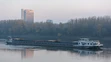 Loď stojí neďaleko Riverparku