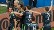 Walesan Gareth Bale (v popredí) sa teší so spoluhráčmi po strelení gólu z priameho kopu proti Anglicku..