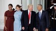 Barack Obama s manželkou Michelle a  Donald Trump  so svojou manželkou Melaniou pred Bielym domom.