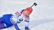 Biatlonistka Anastasia Kuzminová (v strede) oslavuje triumf v šprinte na MS v Östersunde.