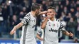 Paulo Dybala (vpravo) z Juventusu oslavuje svoj gól v odvete osemfinále LM proti Portu s Leonardom Bonuccim.