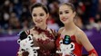 Krasokorčuliarka Alina Zagitovová (vpravo) so zlatom v disciplíne sólistiek na ZOH 2018, vľavo ruská krajanka Jevgenija Medvedev