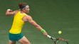 Samantha Stosurová (Austrália) odvracia loptičku proti Jane Čepelovej vo fedcupovom zápase.