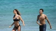 Ruby Mae a Dele Alli na pláži.